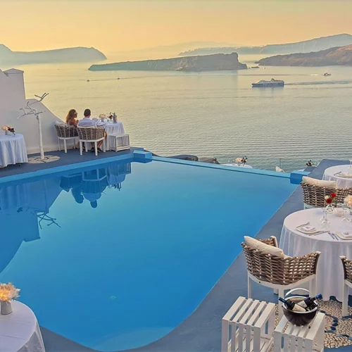 Πας Σαντορίνη; Βρήκαμε το εστιατόριο με την πιο όμορφη θέα στην Καλντέρα