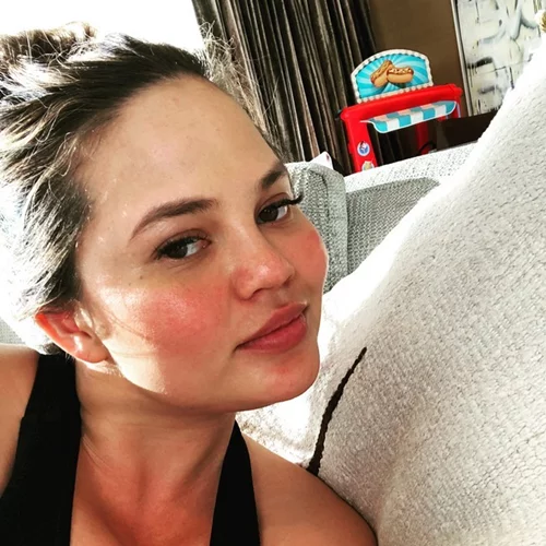 Chrissy Teigen | Μίλησε για τις δυσκολίες που αντιμετωπίζει και τους εφιάλτες που την ταλαιπωρούν