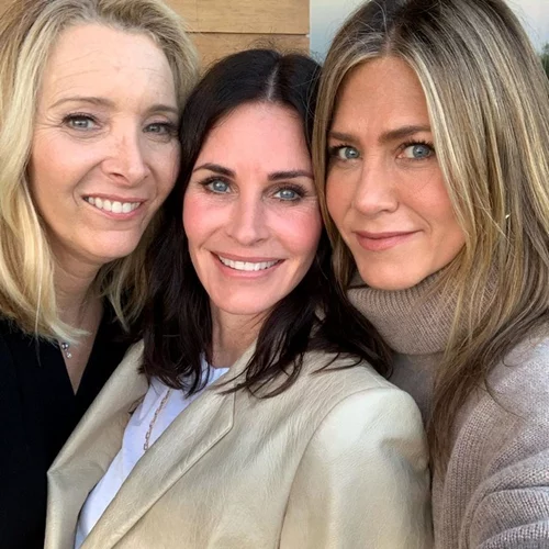 Lisa Kudrow | Οι ευχές της Jennifer Aniston και της Courteney Cox για τα 58α γενέθλιά της