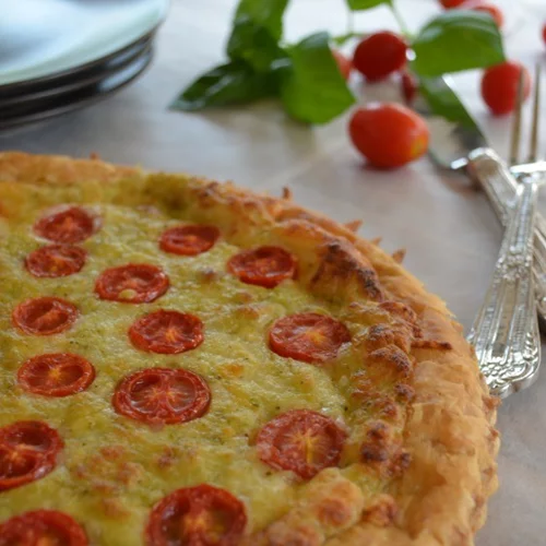 Αλμυρή τάρτα με πέστο βασιλικού και ντοματίνια