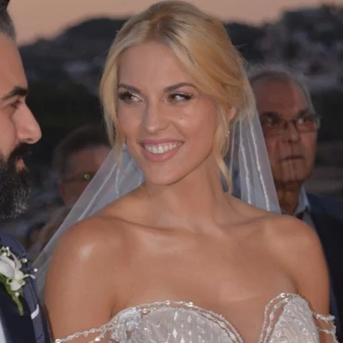 Έκπληξη! Έγκυος η Μαντώ Γαστεράτου; (pics & vid)