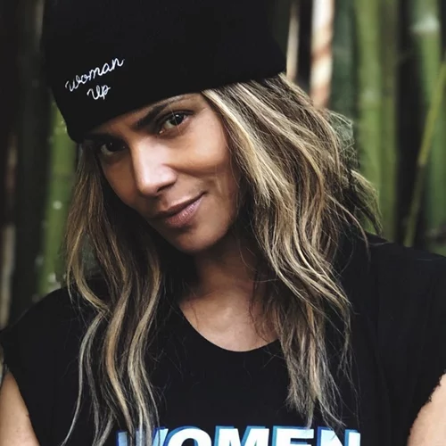 Η Halle Berry απολαμβάνει τη ζωή της ως single και παραδίδει μαθήματα αυτοπεποίθησης