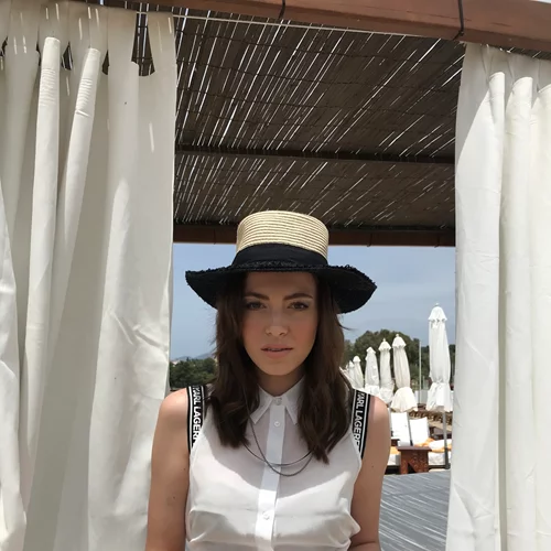 Η Εβελίνα Σκίτσκο ποζάρει με το μοναδικό σύνολο που χρειάζεσαι για το καλοκαίρι