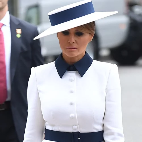 Η chic εμφάνιση της Melania Trump στο παλάτι του Buckingham