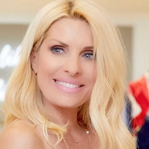 Έτοιμη για διακοπές η Ελένη Μενεγάκη | Η νέα φωτογραφία με τζιν σορτσάκι