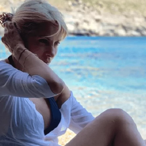 Ελένη Μενεγάκη | Φοράει maxi dress με παγιέτες και περπατάει ξυπόλυτη (pic)