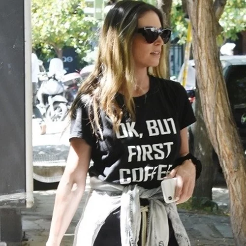 Αθηνά Οικονομάκου | Δες τη σε βόλτα της στο Κολωνάκι με καυτό σορτσάκι