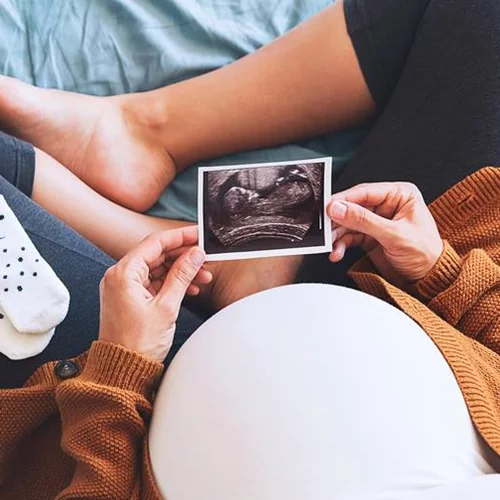 Για πρώτη φορά στην Ελλάδα χειρούργησαν έμβρυο μέσα στη μήτρα!