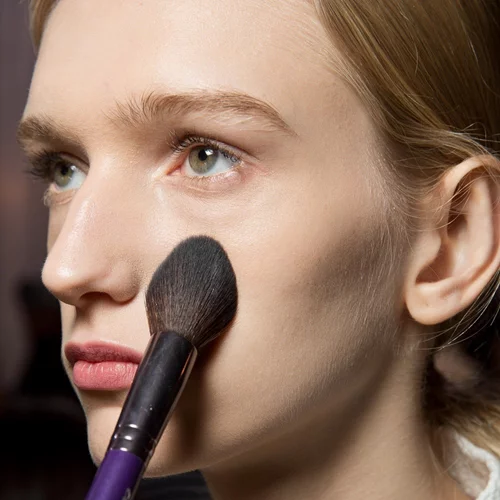 Πώς εφαρμόζουν οι make up artists την setting powder (μάλλον το κάνουμε τελείως λάθος)