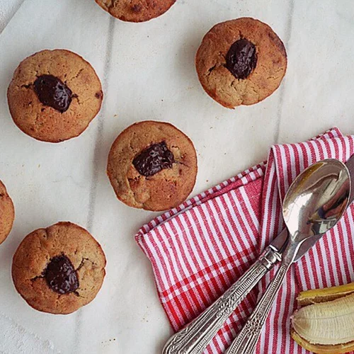 Συνταγή για μάφινς με μπανάνα και σοκολάτα, έτοιμα σε 5'