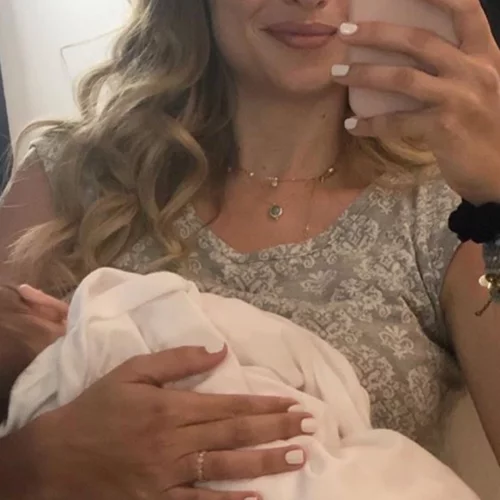 Παρουσιάστρια του Alpha θηλάζει το παιδί της στο… κομμωτήριο! [pic]