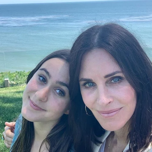 Δες την κόρη της Courteney Cox να κάνει συνέντευξη στη μητέρα της