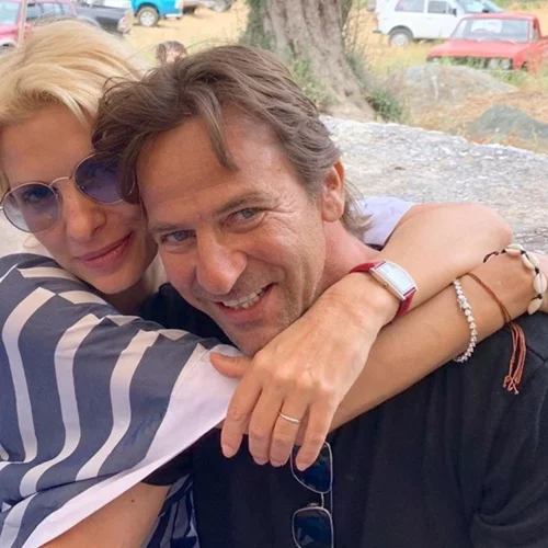 Ελένη Μενεγάκη και Μάκης Παντζόπουλος | Δες τις φωτογραφίες από το πανηγύρι που διασκέδασαν στην Άνδρο