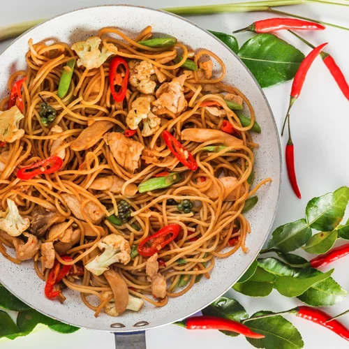 Καλοκαιρινή μακαρονάδα με κοτόπουλο και τζίντζερ