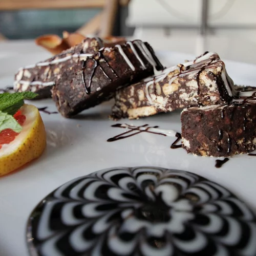 Γλυκό σαλάμι με πραλίνα από τον Στέλιο Παρλιάρο