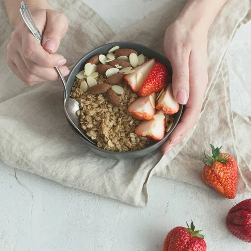 Έξι διατροφικές συνήθειες που επιβραδύνουν τη γήρανση μετά τα 50