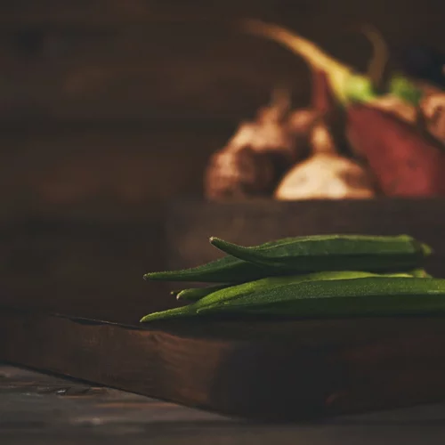 Τα 14 διατροφικά οφέλη που έχουν οι μπάμιες και οι ιδιότητες για την υγεία σου