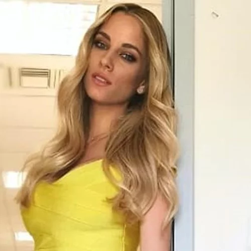 Wow! Η Δούκισσα Νομικού με στενό mini dress και ψηλοτάκουνα λίγο πριν μπει στον 7ο μήνα της εγκυμοσύνης της