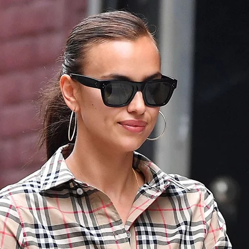 H Irina Shayk φόρεσε την πιο εναλλακτική τάση στα jeans