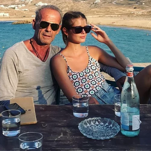 Αμαλία Κωστοπούλου | Στην Μύκονο με τον πατέρα της μετά τον γάμο της Τζένης Μπαλατσινού (pics)