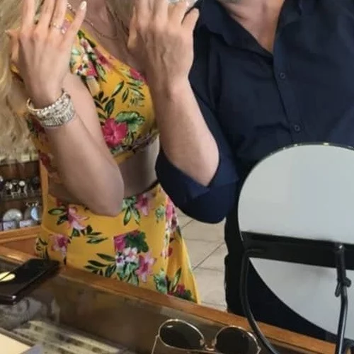 Γνωστό ζευγάρι της ελληνικής showbiz παντρεύεται το Σάββατο και αγόρασε τις βέρες του τελευταία στιγμή