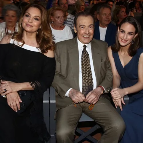 Τόλης Βοσκόπουλος -  Άντζελα Γκερέκου | Στο θέατρο με την πανέμορφη κόρη τους!