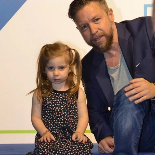 Γιάννης Βαρδής | Η κόρη του περίμενε στην πόρτα για να δει τον νεογέννητο αδερφό της!