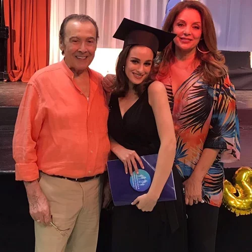 Χαρές στην οικογένεια του Τόλη Βοσκόπουλου και της Άντζελας Γκερέκου | Φωτογραφίες με την κόρη τους