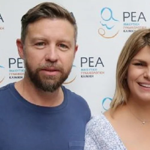 Νατάσα Σκαφίδα | Με midi dress η σύζυγος του Γιάννη Βαρδή κατά την έξοδό της από το μαιευτήριο