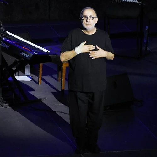 Θάνος Μικρούτσικος | Η κούκλα νεαρή κόρη του τον παρακολούθησε στο Ηρώδειο (pic)