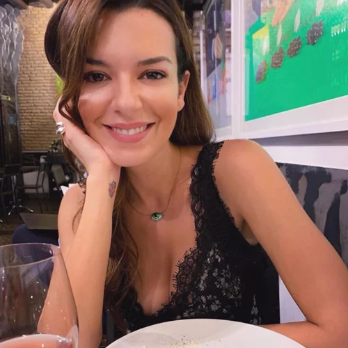 Νικολέττα Ράλλη | «Τρέλανε» το Instagram με το κόκκινο μαγιό της και το αβυσσαλέο ντεκολτέ