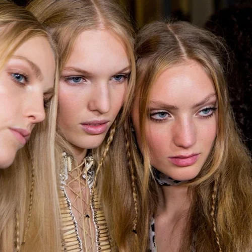 Χτενίσματα για την παραλία, τις βόλτες στο νησί και τις εξορμήσεις | Όλες οι ιδέες