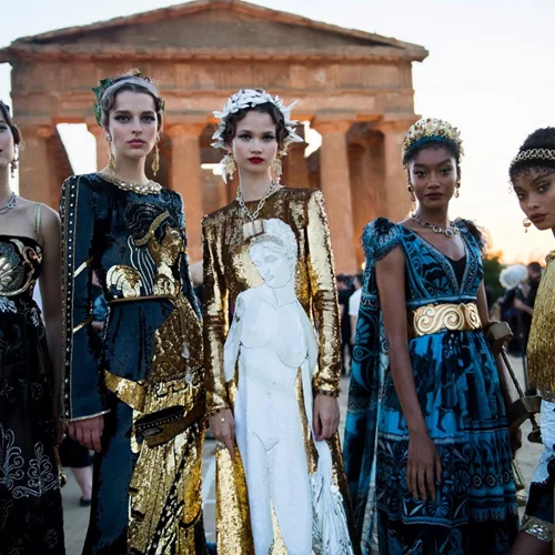 Οι Dolce & Gabbana παρουσίασαν μια συλλογή ωδή στην Αρχαία Ελλάδα