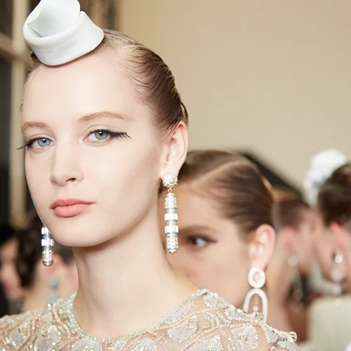 Ένα beauty look που μας έκανε να αναθεωρήσουμε πολλά για τις ψεύτικες βλεφαρίδες