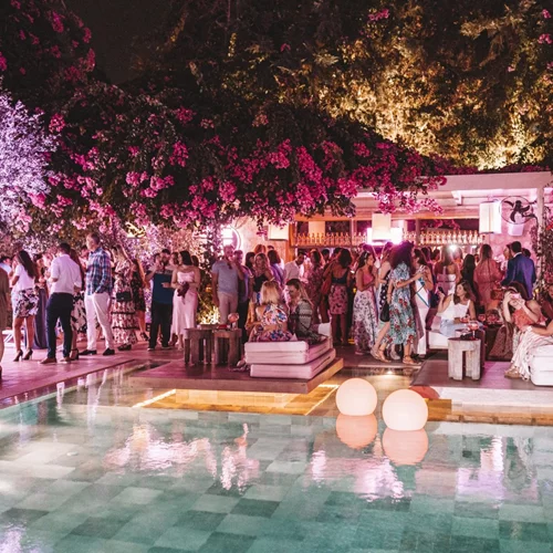 Ένα fashionable ροζ πάρτι στην καλοκαιρινή Αθηναϊκή Ριβιέρα