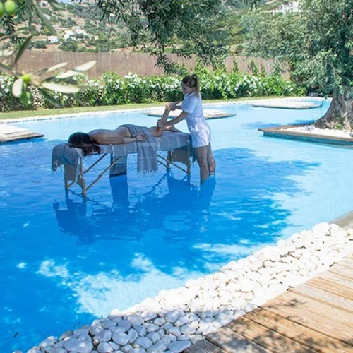 Ανακαλύψαμε την πιο ιδιαίτερη πισίνα ξενοδοχείου και βρίσκεται στην Ελλάδα!