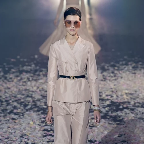 Βρήκαμε τα πιο ιδιαίτερα γυαλιά ηλίου για εντυπωσιακές εμφανίσεις