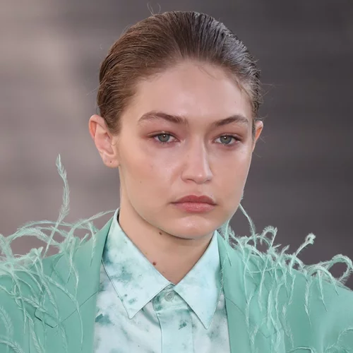 Κι όμως η Gigi Hadid κατάφερε να κάνει chic κάτι που σίγουρα έχεις κοροϊδέψει στο παρελθόν