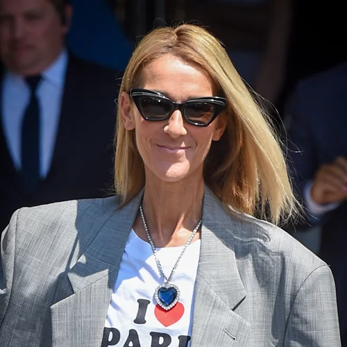Η Céline Dion αποκαλύπτει τα φυσικά μαλλιά της και παραδίδει μαθήματα στιλ στις γυναίκες άνω των 50