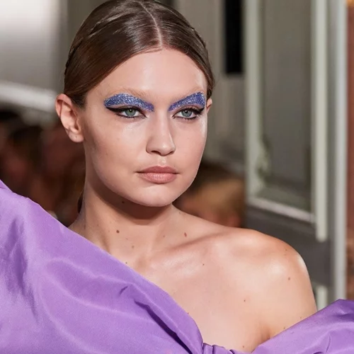 Στο show του οίκου Valentino, η Gigi Hadid μάς έδειξε τι δε θα αποχωριστούμε λεπτό τον χειμώνα που έρχεται
