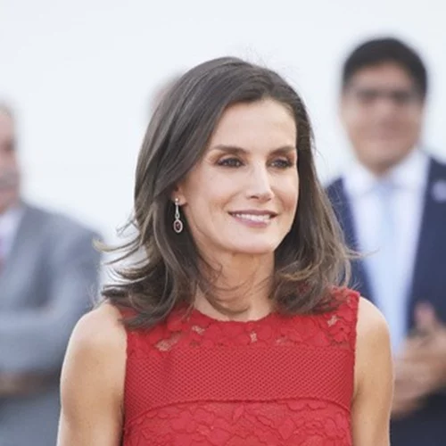 Βασίλισσα Letizia | Μια άψογη εμφάνιση ποντάροντας στο κόκκινο χρώμα