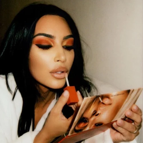 Μετά το πορτοκαλί μανικιούρ, το πορτοκαλί μακιγιάζ είναι η νέα μας εμμονή