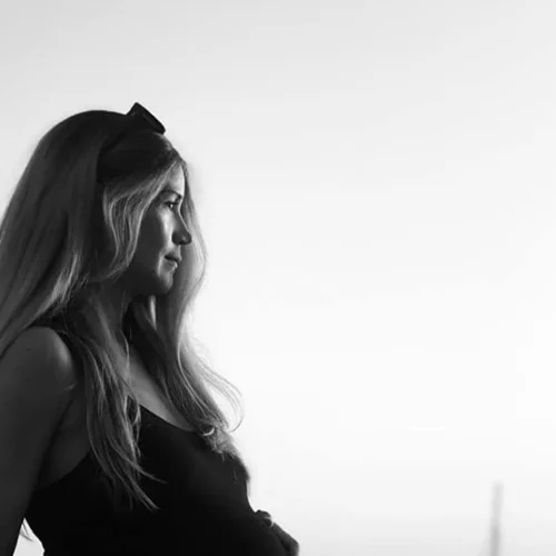 H Ιωάννα Παππά σε δύο τέλεια πορτραίτα με φουσκωμένη κοιλίτσα λίγο πριν γεννήσει