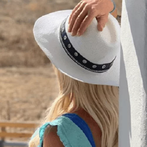 Ελένη Μενεγάκη | Το αξεσουάρ που δεν αποχωρίζεται στις φετινές της διακοπές