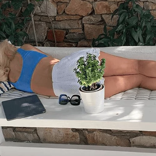 Ελένη Μενεγάκη | Η φωτο που κοιμάται και προκάλεσε αρνητικά σχόλια - Η αποστομωτική απάντηση της παρουσιάστριας