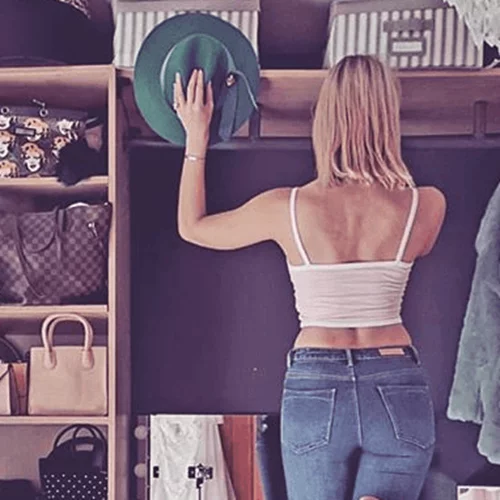 Update | Η Ελληνίδα παρουσιάστρια που εκτός από τη ντουλάπα που θα ζήλευε η Carrie Bradshaw έχει και στύλο για pole dancing (pics)