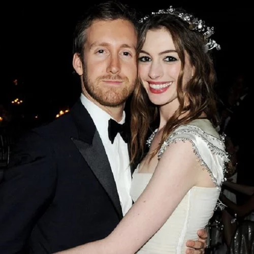 Anne Hathaway | Μετά από πολλές προσπάθειες, η 36χρονη θα γίνει μανούλα για δεύτερη φορά!