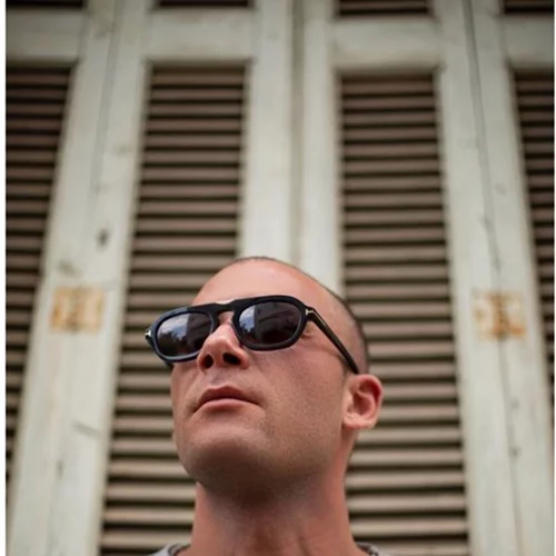 Αντίνοος Αλμπάνης | «Και γιατί φτιάχτηκαν τα χέρια αν όχι για αγκαλιές;»