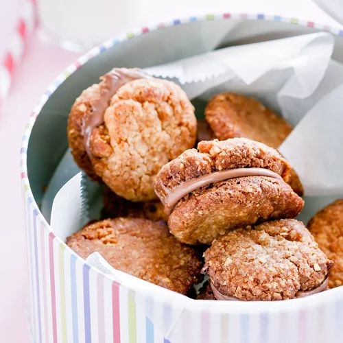 Γεμιστά μπισκότα βρώμης με φυστικοβούτυρο που θα λατρέψουν τα παιδιά