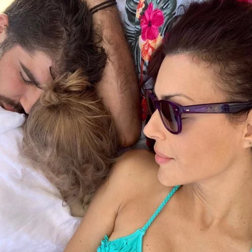 Σίσσυ Φειδά | Τα παιχνίδια με την κόρη της σε παραλία της Μυκόνου